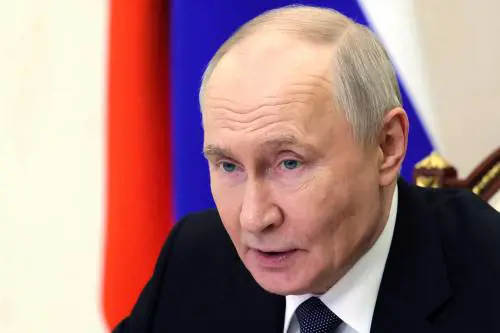 Droni su Mosca, economia in tilt. Putin vola da Xi in cerca di aiuti