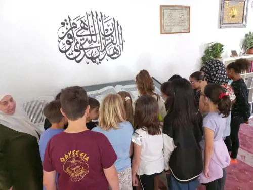 Ancora una scuola elementare in gita in moschea: “Sembra una moda”