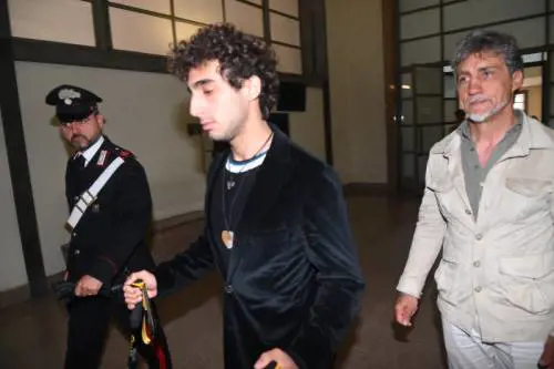 Studente accoltellato in Corso Como a Milano, aggressori condannati uno a 20 anni e l'altro a 10 mesi. Lui li abbraccia in aula