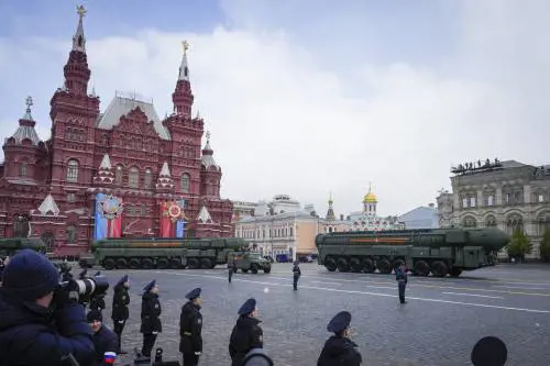 Putin schiera la triade nucleare, 64mila soldati e sottomarini strategici in azione: a cosa punta