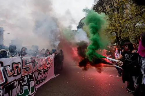 Se Giorgia "salva" gli attivisti che la volevano a testa in giù