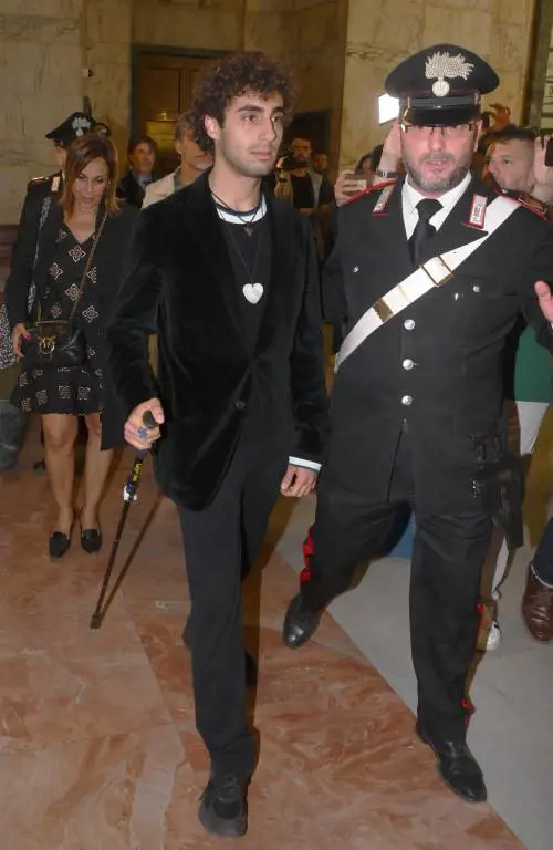 Vent'anni all'aggressore. E lui lo abbraccia in aula