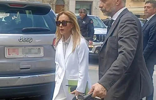 Meloni a Niscemi: "Stiamo facendo la differenza rispetto al 1997"