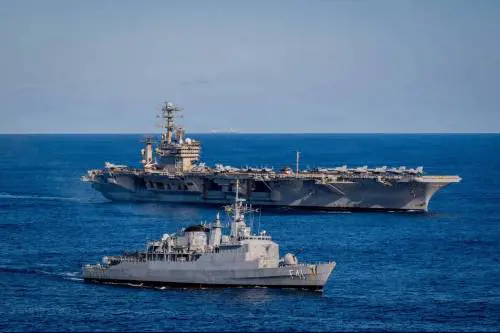 Caccia F/A-18, guerra elettronica e Marines: tutta la potenza di fuoco della portaerei Nimitz