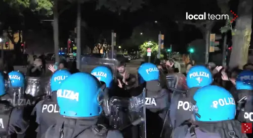 Modena, antagonisti contro il presidio pacifico per l'attentato. Tensioni e scontri con la polizia