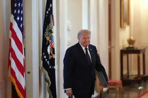 Usa-Iran, Trump: "Pronto l'accordo, negoziate le linee generali". E assicura: "Hormuz sarà riaperto". Ma Teheran frena