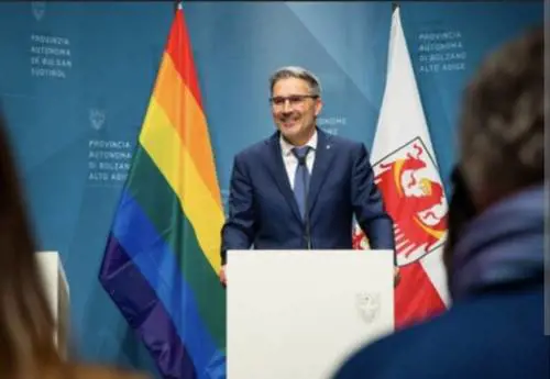 Pride Month, alla Provincia di Bolzano la bandiera rainbow e non il Tricolore, il vicepresidente: “Io non entro”