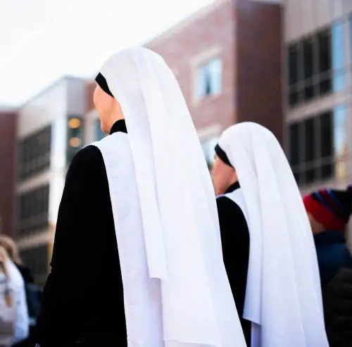 Da Verona parte la rivoluzione delle diocesi. Meno preti? Laici e donne "guide pastorali"