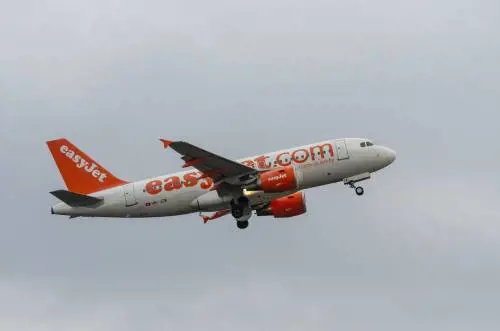 Atterraggio d’emergenza a Roma su un volo EasyJet: panico a bordo per un power bank nella stiva