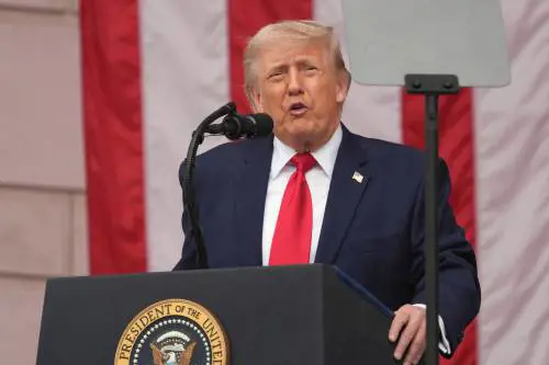 Le critiche dei Repubblicani: "Come Obama". Con il tycoon soltanto i Maga e i fedelissimi
