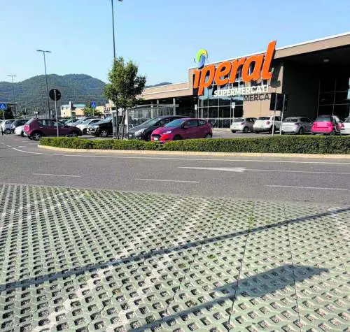 Giallo nel parcheggio: colpito al petto da una fiocina sparata da un'auto