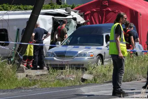 Belgio, treno travolge scuolabus: quattro morti, due sono adolescenti