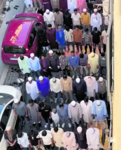 Offensiva tra proclami e divieti. Un caso la festa del Sacrificio