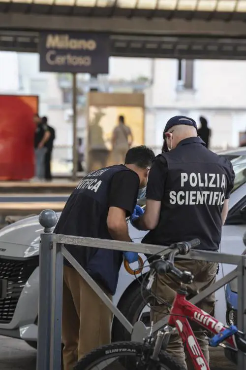 Accerchiato e ucciso in stazione. Ora è caccia alla banda di latinos