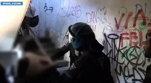 Sequestrata e violentata per tre giorni in uno stabile abbandonato: cinque fermi a Roma