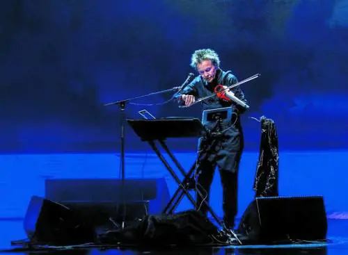 "The Republic of Love": Laurie Anderson si esibisce in Triennale