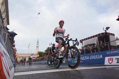 Volata a Pieve: tris di Magnier. Beffato Milan
