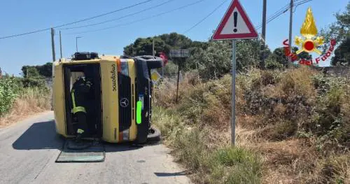 Mazara del Vallo, scuolabus si ribalta dopo lo scontro con un'auto: 18 feriti, due bambini in gravi condizioni