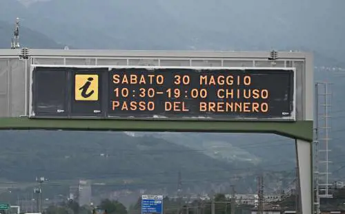 Autostrada del Brennero chiusa per il corteo ambientalista: il ponte del 2 giugno parte con l’incubo code