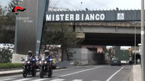 Marito aggredisce la moglie con ferocia durante una lite: donna in fin di vita a Catania 