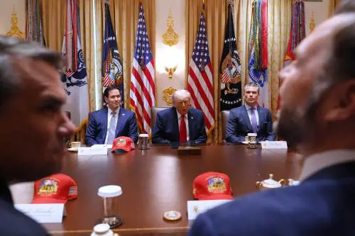 Le ore cruciali di Trump. "Hormuz liberato subito. Distruggeremo l’uranio"