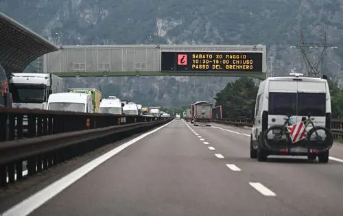 Brennero paralizzato dagli ambientalisti: ponte del 2 giugno a rischio caos