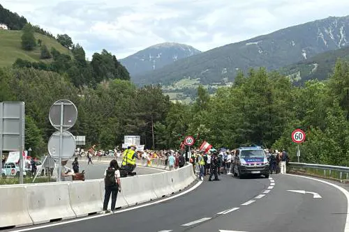 Ecovandali paralizzano il Brennero. Un rogo danneggia i binari