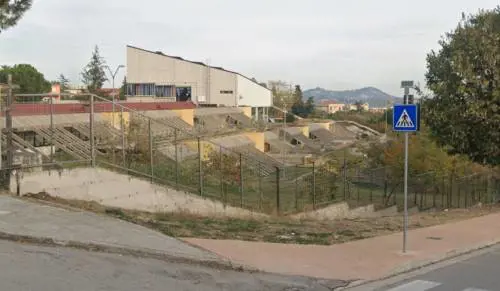 Prof aggredito davanti alla classe da 4 alunni: "Spinto contro il muro, ho sbattuto la testa"