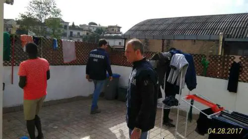 Borse di lusso e viaggi pagati con i soldi per i migranti. Sul business dell'accoglienza il faro della Corte dei Conti