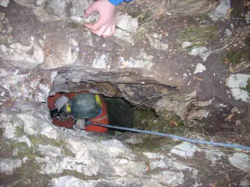 Speleologo incastrato a 120 metri di profondità in una grotta nel cuneese ﻿
