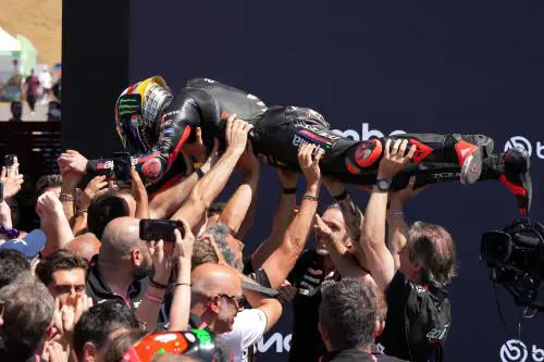 Il Mugello ai piedi di Bezzecchi. E Kimi sventola la bandiera
