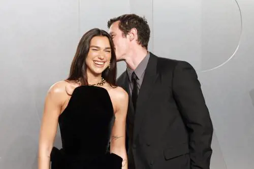 Dua Lipa e Callum Turner, le nozze private a Londra, il matrimonio a Palermo, la storia d’amore