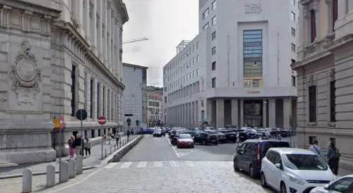Allarme sicurezza a Milano: ragazze accerchiano un'anziana e tentano di rapinarla