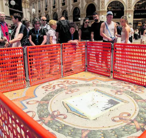Ora al toro senza più testicoli i turisti lanciano le monetine