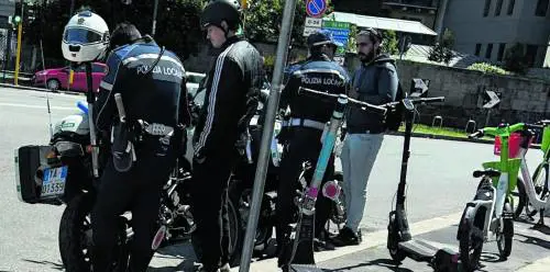 Monopattini, cinquanta multe al giorno per chi è senza targhino o senza casco
