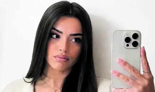 Suicida a 22 anni. La vergogna degli insulti social