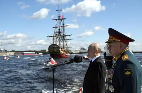 Putin muove caccia, missili Kinzhal e sottomarini nucleari: cosa c'è dietro le mosse russe in Asia