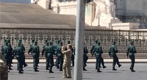 2 giugno, la “pernacchia” di Saviano ai Comsubin che gridano “Decima”