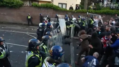 Southampton, scontri dopo l’omicidio di Henry Nowak: due arresti e diversi agenti feriti 