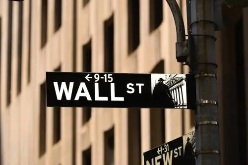 Wall Street e oro ko su timori rialzo tassi Fed, Bitcoin crolla ai minimi dal 2024
