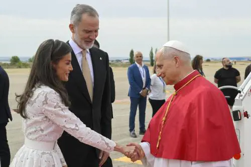 Il Papa in Spagna accolto dai reali Felipe e Letizia - FOTO