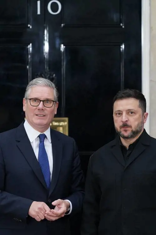 Kiev: "Drone russo su edificio in area di stoccaggio a Chernobyl". Zelensky: "Congelare linee del fronte è via più rapida alla pace"