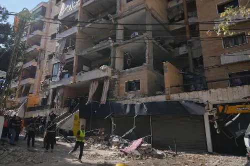 I jet di Israele colpiscono Beirut. E l'Iran furioso lancia i missili