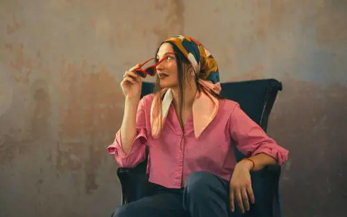 Camicia, dal denim al rosa: 5 colori per un look luminoso