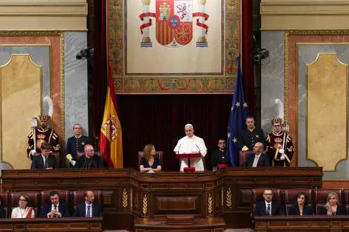 Il Papa in Spagna, il discorso al Congresso: "La pace richiede coraggio diplomatico, l'IA non può togliere l'inviolabile dignità umana"