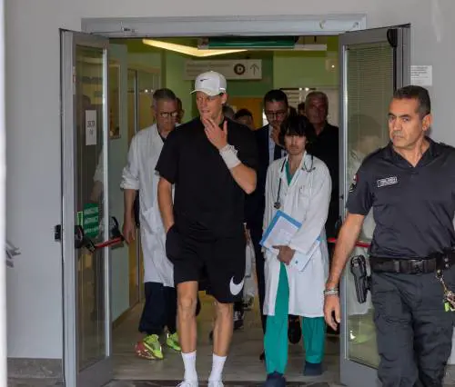 "Caccia all’infiammazione silente": ecco cosa cercano i medici su Sinner