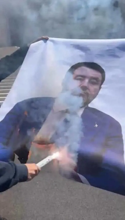 Università La Sapienza, Cambiare Rotta brucia manifesto con volto di Salvini. Meloni: "Non è protesta, è odio ideologico"