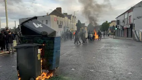 Belfast in rivolta: le immagini delle proteste anti migranti