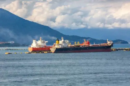 Petrolio, le tensioni nel Golfo spingono il barile