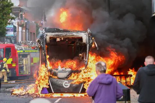 Belfast, la città a ferro e fuoco. "Un pogrom contro gli stranieri"
